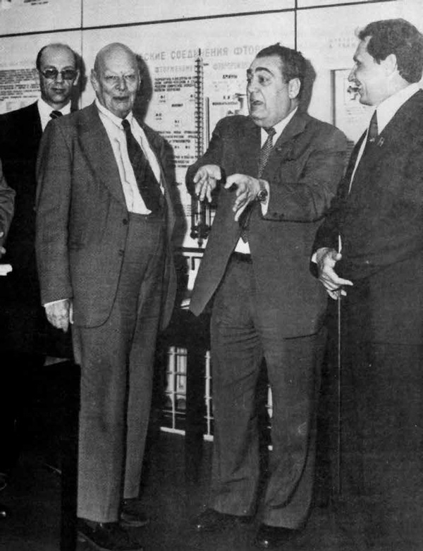 Л.А. Костандов на встрече с президентом АН СССР академиком А.П. Александровым.1980