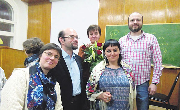 Слева направо: Елена Парина, Андрей Сидельцев и др. («Троицкий вариант» №4(198), 23 февраля 2016 года)