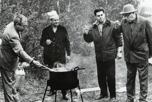 Нил Армстронг на пикнике с советскими космонавтами Береговым и Феоктистовым («Наука из первых рук» №4(64), 2015