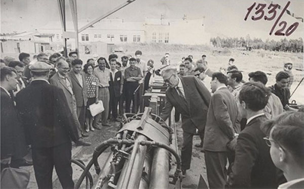 М. А. Лаврентьев и Б. В. Войцеховский у гидропушки («Наука из первых рук» №4(64), 2015)