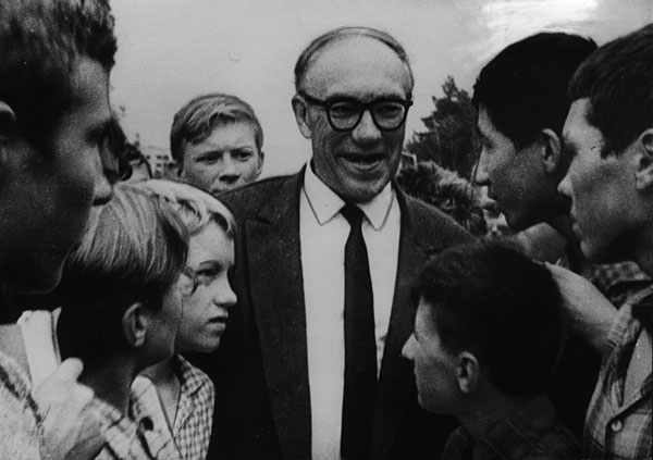 М. А. Лаврентьев с учащимися физико-математической школы при НГУ, 1960-е гг. Фото из Музея НГУ («Наука из первых рук» №4(64), 2015)