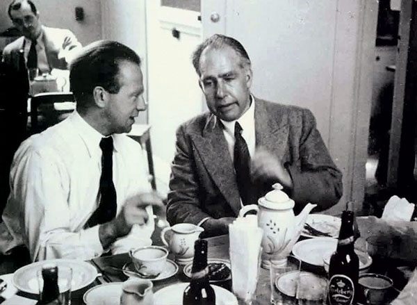 Нильс Бор и Вернер Гейзенберг («Наука и жизнь» №6, 2016)