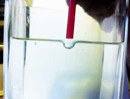 Если подуть из трубочки на воду, в воде появится ямка («Квантик» № 12, 2015)