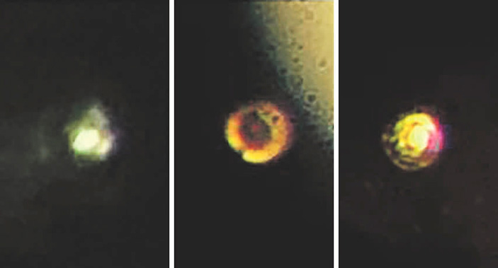 Фотографии водорода при разном давлении. Образец освещался светодиодами с двух сторон. <i>Слева</i> — 205 ГПа (образец прозрачен, виден задний светодиод), в <i>центре</i> — 415 ГПа (образец почернел и стал непрозрачен, справа вверху — гало от несфокусированного светодиода, светлое кольцо — рениевая прокладка), <i>справа</i> — 495 ГПа — образец стал отражать. Центральное пятно, водород, отражает заметно больше, чем рениевое кольцо. Фото из статьи Dias R. P. et al., <i>Science</i> DOI:<a href=/"http://science.sciencemag.org/content/355/6326/715" target=_blank>10.1126/science.aal1579</a> (2017) (ТрВ №3(222), 14 февраля 2017 г.)