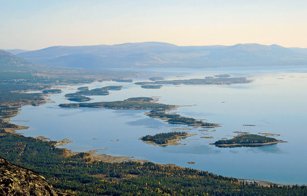 Солёные озёра вдоль береговой линии Белого моря. Фото Александры Горяшко («Наука и жизнь» №3, 2017)