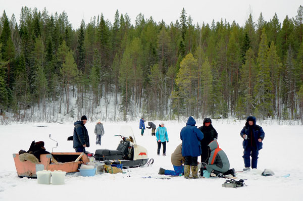 Экспедиция работает на озере Кисло-Сладкое. Фото Дмитрия Воронова («Наука и жизнь» №3, 2017)