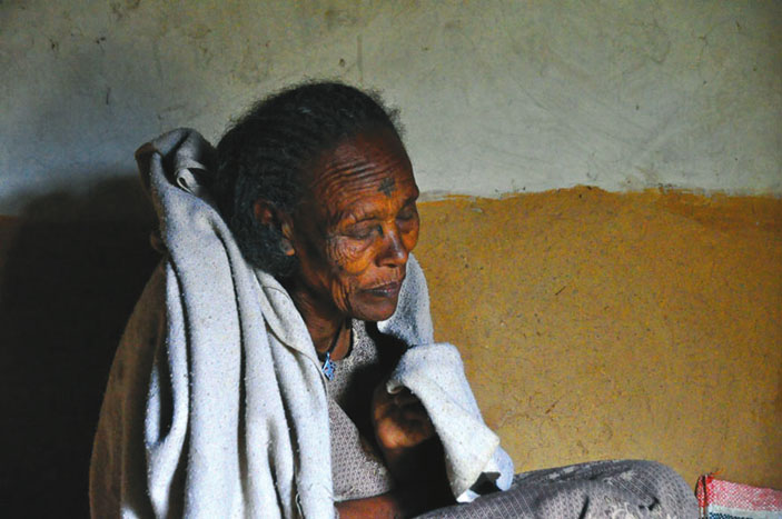 Пожилая женщина, страдающая деменцией. Эфиопия, 2012 год. (Wikimedia) («Троицкий вариант» №5(224), 14.03.2017)