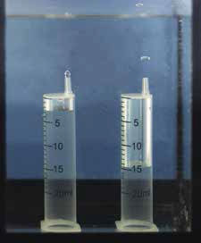 Шприцы без поршня на дне сосуда («Квантик» №5, 2016)