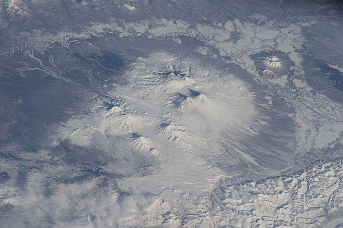Ключевская группа вулканов, снятая с МКС. Фото: Gateway to Astronaut Photography of Earth («Коммерсантъ Наука» №5, июль 2017)