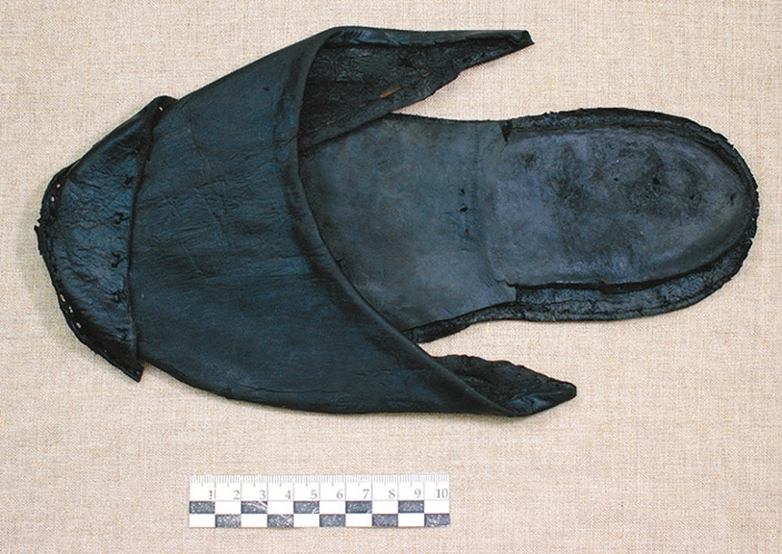 Прекрасно сохранившаяся кожаная туфля-шлепанец («ТрВ» №15(234), 01.08.2017)