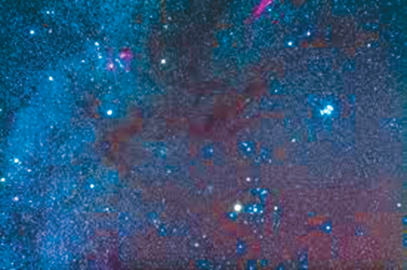 Темные волокна — пылевой компонент комплекса молекулярных облаков в Тельце — Возничем. В правой части снимка видны звездные скопления Плеяды (<i>выше</i>) и Гиады (<i>ниже</i>). Фото Alan Dyer с сайта amazingsky.net («ТрВ» №15(234), 01.08.2017)