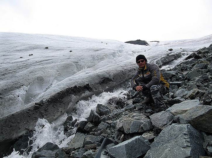 Аспирант Александр Фомичев у ледника гор Ценгел-Хайирхан («Коммерсантъ Наука» №6, сентябрь 2017)