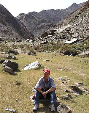 Старший научный сотрудник, к. б. н. Елена Гуськова в горах Адж-Богдо на юге Монголии. Фото: Роман Яковлев («Коммерсантъ Наука» №6, сентябрь 2017)