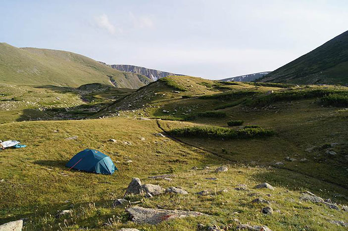 Лагерь энтомологов на хребте Саур. Фото: Вячеслав Дорошкин («Коммерсантъ Наука» №6, сентябрь 2017)