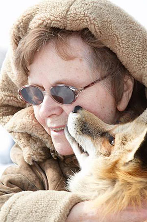 Людмила Трут с лисой. Фото: Василий Коваль («Коммерсантъ Наука» №6, сентябрь 2017)