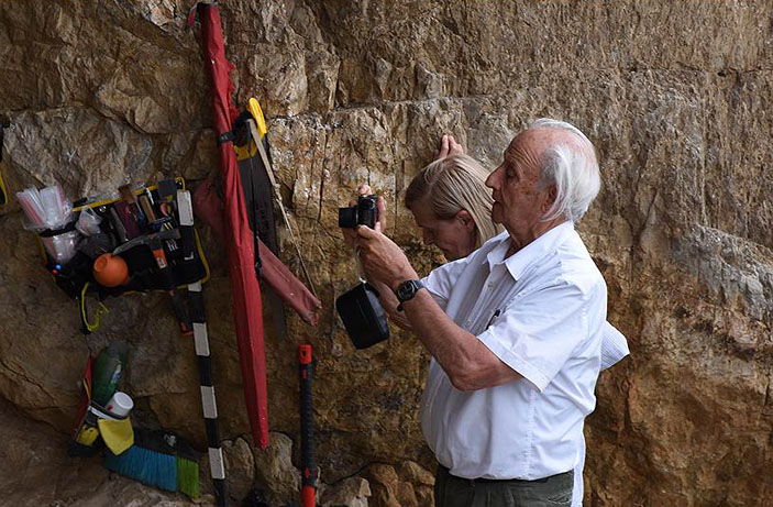 Анри де Люмле впервые побывал в той самой пещере, где жили денисовцы. Фото: Лидия Зоткина («Коммерсантъ Наука» №6, сентябрь 2017)