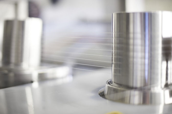 Превращение такого сложного материала, как белки-спидроины, в волокна — нетривиальная задача для химиков и технологов. Фото: AMSilk («Химия и жизнь» №9, 2017)