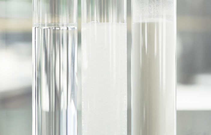 Гидрогели на основе паучьего шелка, порошок из белков паучьего шелка. Фото: AMSilk («Химия и жизнь» №9, 2017)