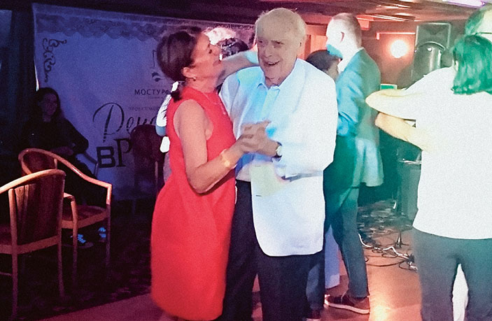 Уотсон и его жена Элизабет Леви танцуют на палубе теплохода, идущего по Волге. Лето 2017 года («Кот Шрёдингера» №9–10, 2017)