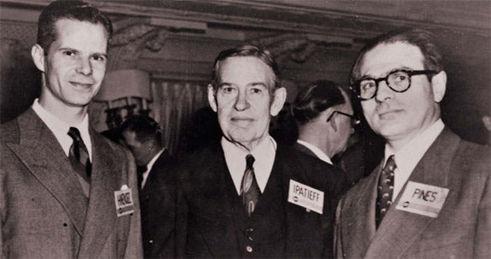 Химики-технологи компании UOP (США) В. Хенсель и Г. Пайнс со своим учителем В. Н. Ипатьевым («Наука из первых рук» №5–6(76), 2017)