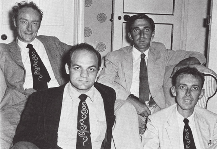 Члены, основанного Гамовым, клуба носителей РНКовых галстуков: Фрэнсис Крик, Лесли Оргел, Алекс Рич и Джим Уотсон. Кембридж, 1955. Фото с сайта scarc.library.oregonstate.edu («ТрВ» №3(247), 13.02.2018)