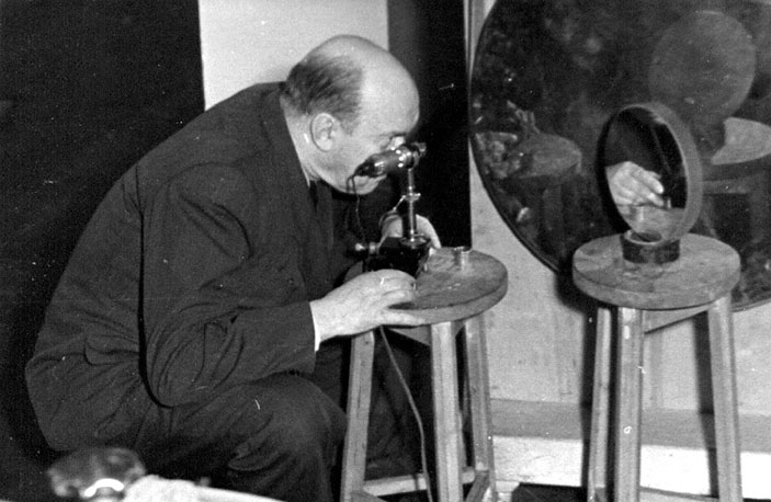 Д. Д. Максутов контролирует качество металлического зеркала. Пулково, 1957 год («Троицкий вариант» №4(248)–№5(249), 2018)