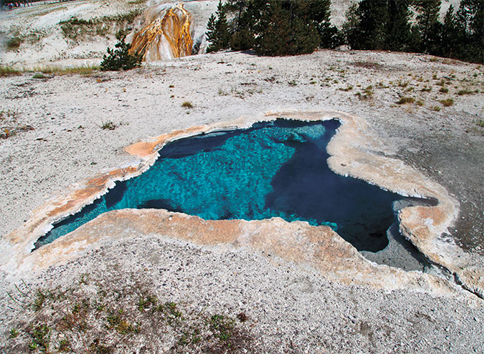 Озерцо, образованное горячим источником на термальном поле вблизи гейзера «Старый служака» («Наука из первых рук» №3(51), 2013)