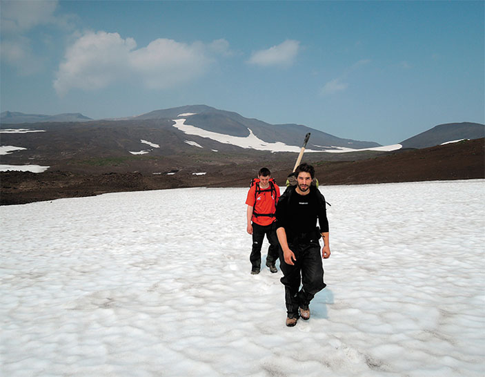 Испанский коллега Алехандро Диас и Павел Кузнецов прокладывают путь к новой станции на склоне Горелого («Наука из первых рук» №1(55), 2014)