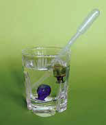 Рис. 4. Плавучесть регулируем в отдельном стакане («Квантик» №5, 2017)