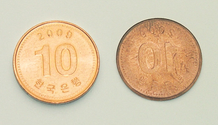 Рис. 7. Лицевая сторона монеты (10 вон, 2009) и ее «изнанка» («ТрВ» №8(252), 24.04.2018)