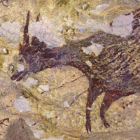 Изображение фантастических сцен охоты на стене пещеры Леанг Булу Сипонг 4 на острове Сулавеси