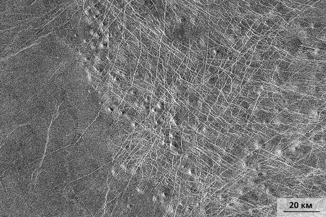 Рис. 7. Щитовые равнины и в правой части изображения и региональные равнины с извилистыми грядами («Природа» №9, 2016)
