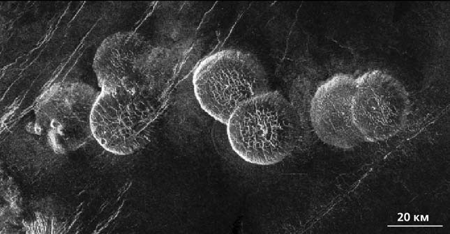 Рис. 11. Крутосклонные купола к востоку от области Альфа («Природа» №9, 2016)