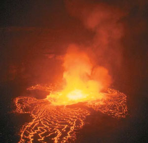 Рис. 15. Лавовое озеро диаметром около 250 м в кальдере вулкана Ньирагонго («Природа» №9, 2016)