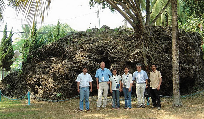 Автор статьи с участниками научной конференции, посвященной 120-летию со дня извержения вулкана Кракатау («Наука из первых рук» №2/3 (78), 2018)