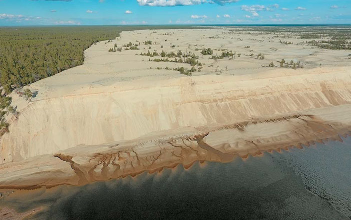 Естественное обнажение позднечетвертичных криогенно-эоловых отложений и выходы подземных источников в береговом обрыве р. Вилюй («Природа» №11, 2016)