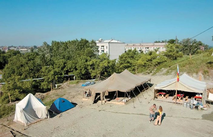 Панорама палеонтологического лагеря. Благовещенск, Амурская обл., 2004 г. («Природа» №11, 2016)