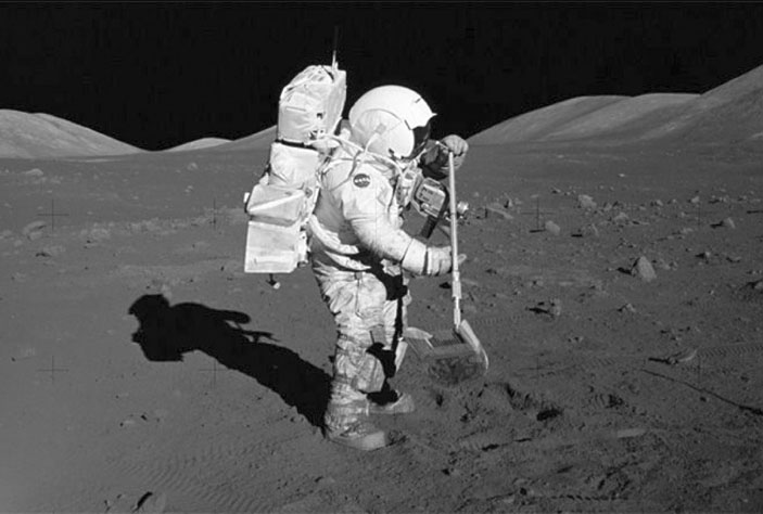 Рис. 1. Экспедиция Apollo-17. Харрисон Шмитт собирает частицы лунного грунта («Химия и жизнь» №5, 2018)