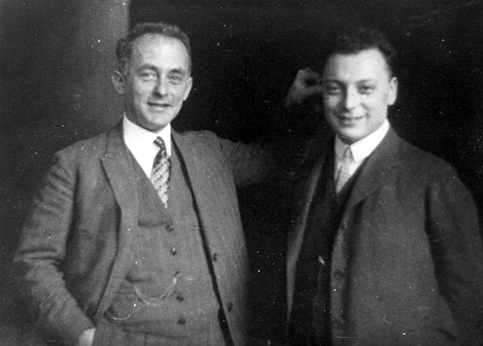 Макс Борн в шутку наказывает Паули за опоздания на лекции («Наука и жизнь» №10, 2018)