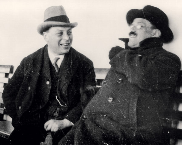 Пауль Эренфест смеётся над очередной шуткой Паули («Наука и жизнь» №10, 2018)