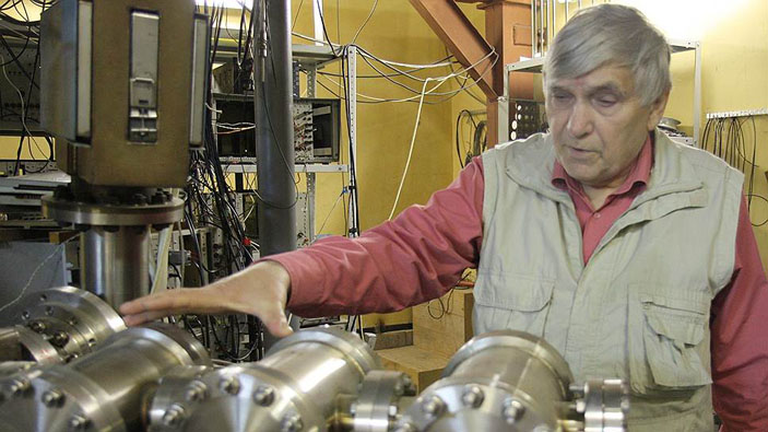 Детекторы частиц расположены внутри этих трех вакуумных камер («Коммерсантъ Наука» №7, август 2018)