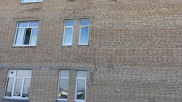 Трещины в здании больницы Катав-Ивановска («Коммерсантъ Наука» №39, сентябрь 2018 года)