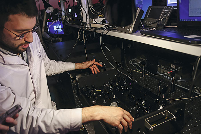 Процесс настройки мощного лазера («Кот Шрёдингера» №1–2(39–40), 2018)