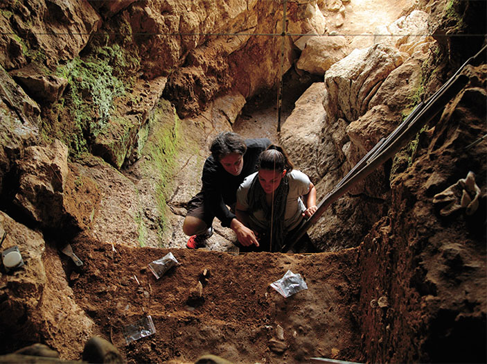 Т. Хайм и К. Доука за работой в Чагырской пещере («Наука из первых рук» №5–6, 2018)