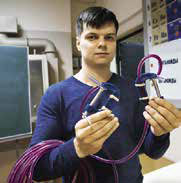 Рис. 3. Трубка заполнена подкрашенной водой, концы зажаты струбцинами («Квантик» №2, 2018)