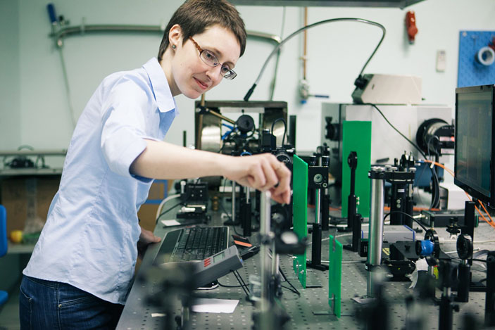 Александра Калашникова в лаборатории ФТИ («Троицкий вариант» №2, 2019)