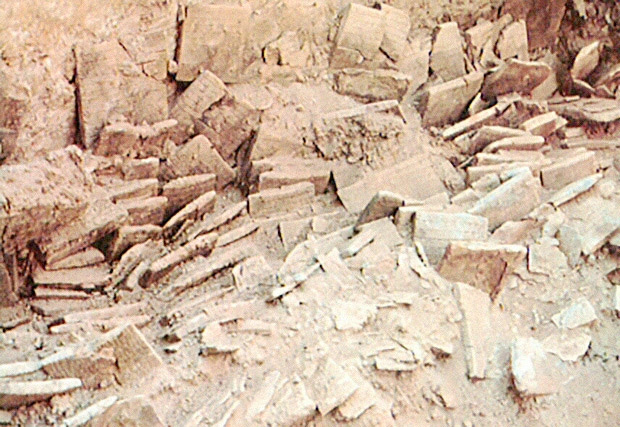 Рис. 4. Дворцовый архив города Эблы (Сирия), XXIV век до н. э. Таблички хранились на деревянных стеллажах, которые до наших дней, конечно, не дошли (фото с сайта prophetess.lstc.edu) («ТрВ» №1(270), 15.01.2019)