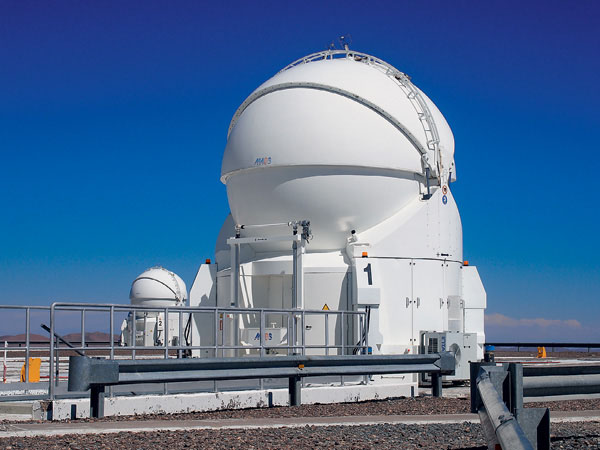 Один из четырёх вспомогательных телескопов VLT с зеркалом диаметром 1,8 м («Наука и жизнь» №1, 2019)