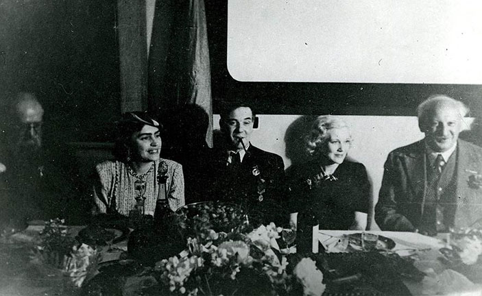 А. Н. Крылов, Л. И. Толстая, П. Л. Капица, Л. Орлова и А. Ф. Иоффе. 1944 год («Коммерсантъ Наука» №4(1), февраль 2019)