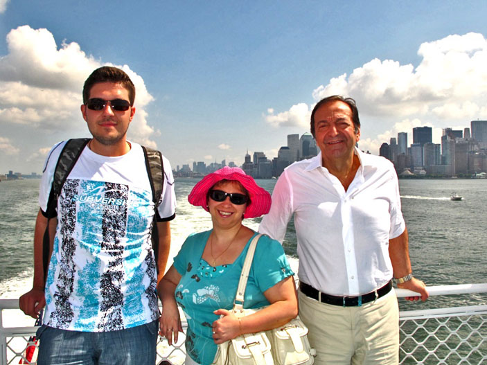 Академик А. Ю. Цивадзе со своими учениками — Юлией Горбуновой и Сашей Мартыновым («Химия и жизнь» №3, 2019)